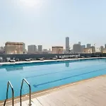 Dubai Dreamland 1Br For 4, King Bed, Pool, Sauna, Gym, Free Parking