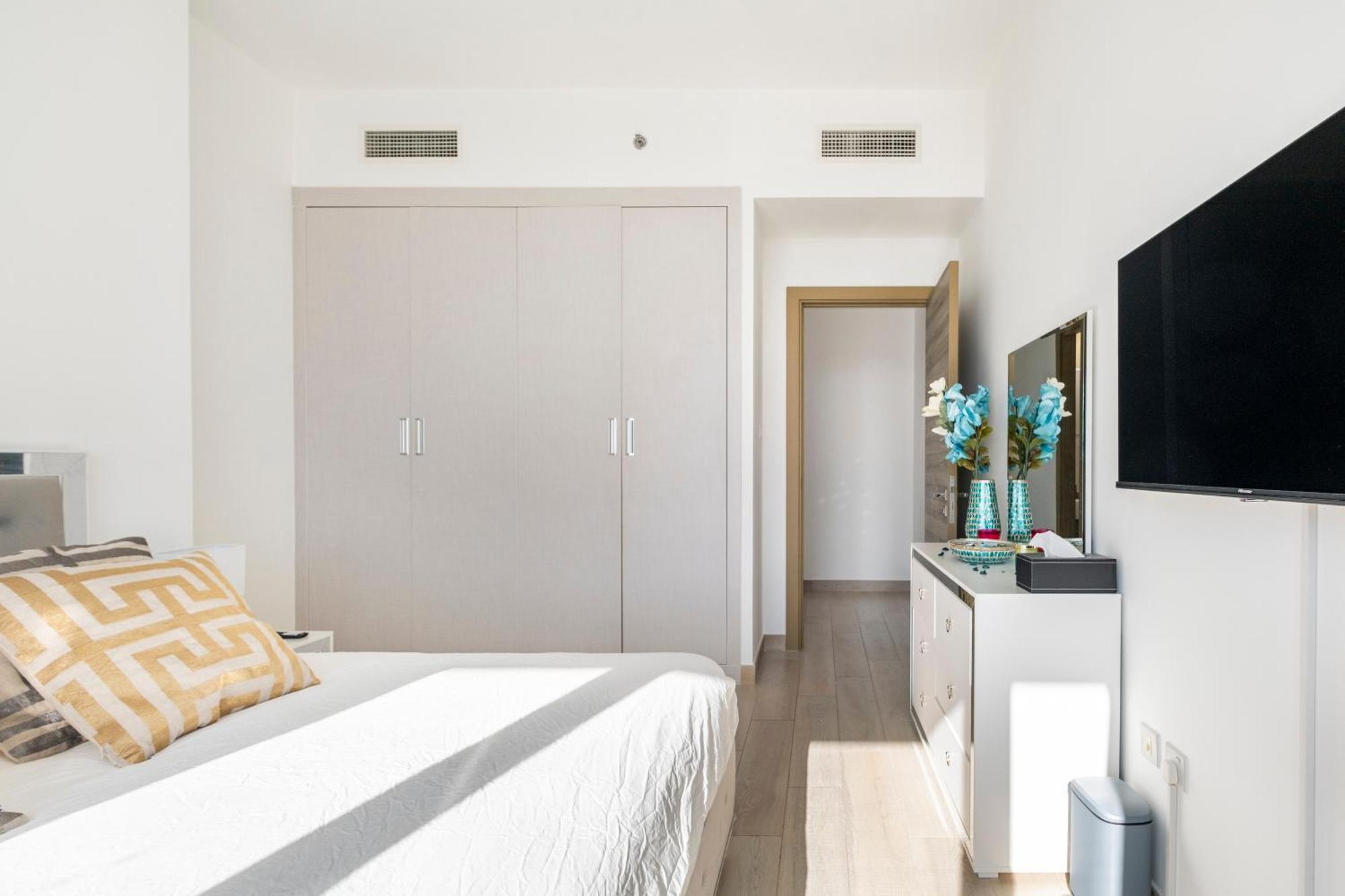 Dreamland 1br For 4, King Bed, Pool, Sauna, Gym, Free Parking Apartment Dubai