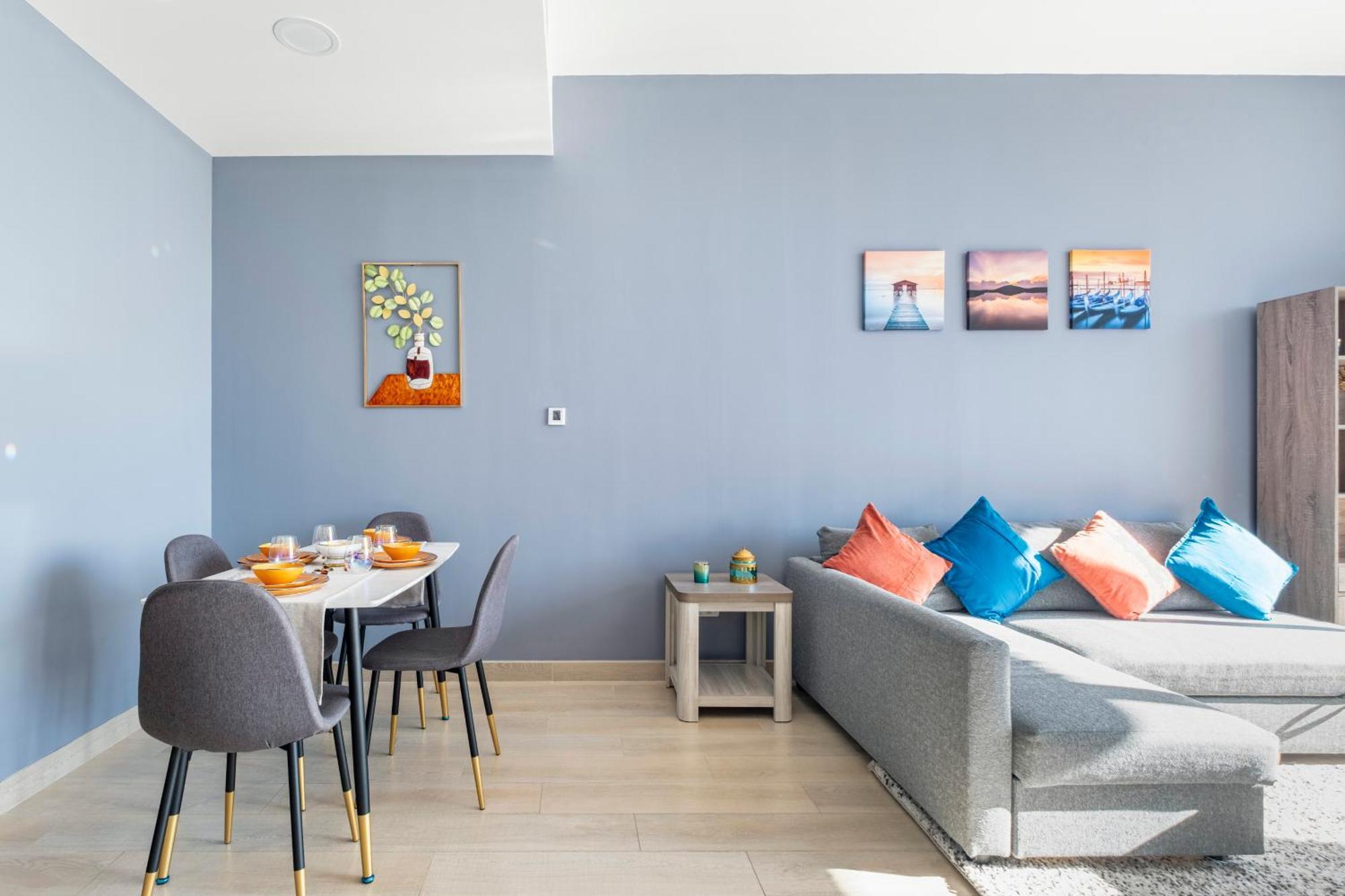 Apartment Dreamland 1br For 4, King Bed, Pool, Sauna, Gym, Free Parking Dubai
