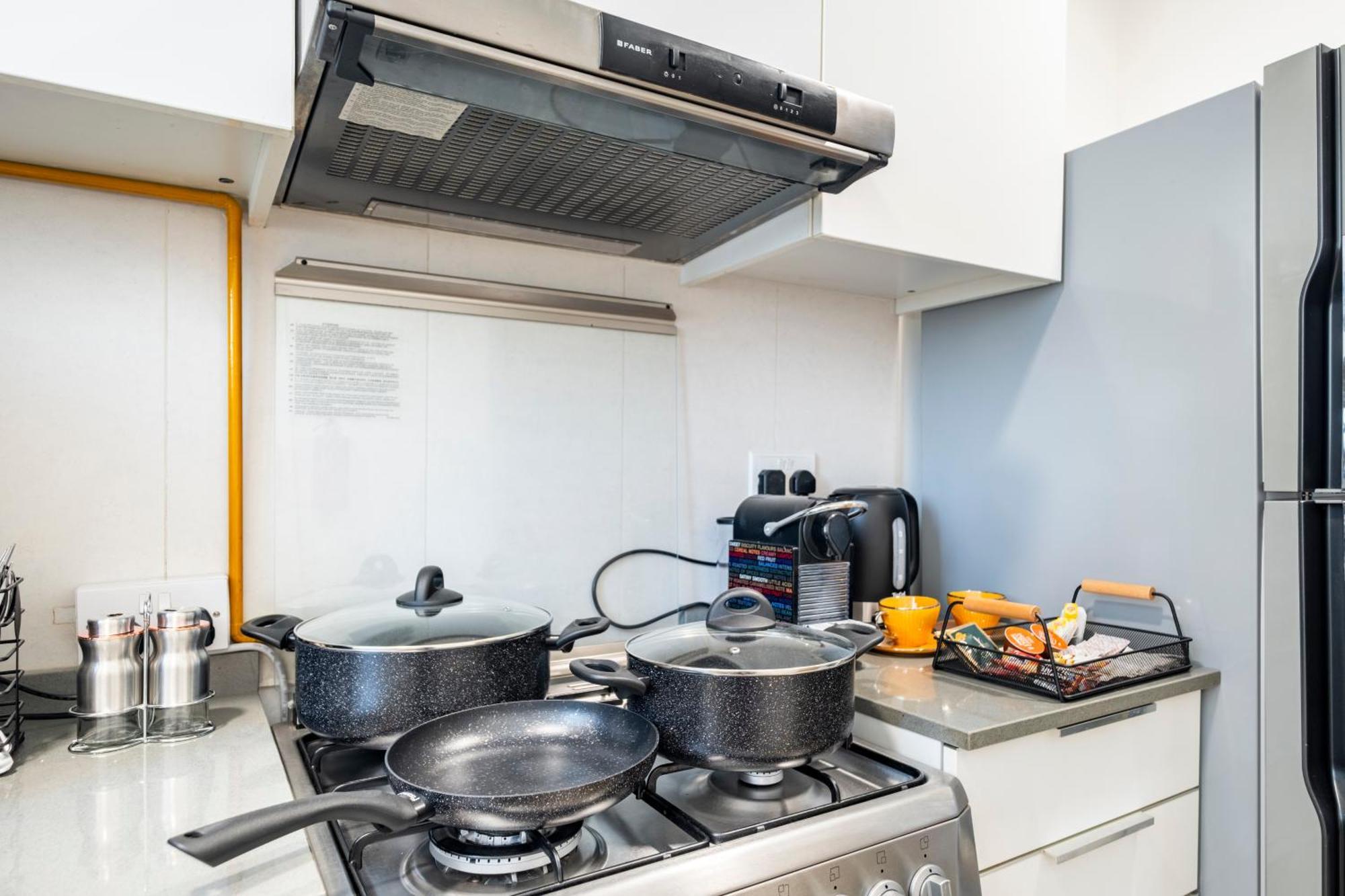 Dreamland 1br For 4, King Bed, Pool, Sauna, Gym, Free Parking