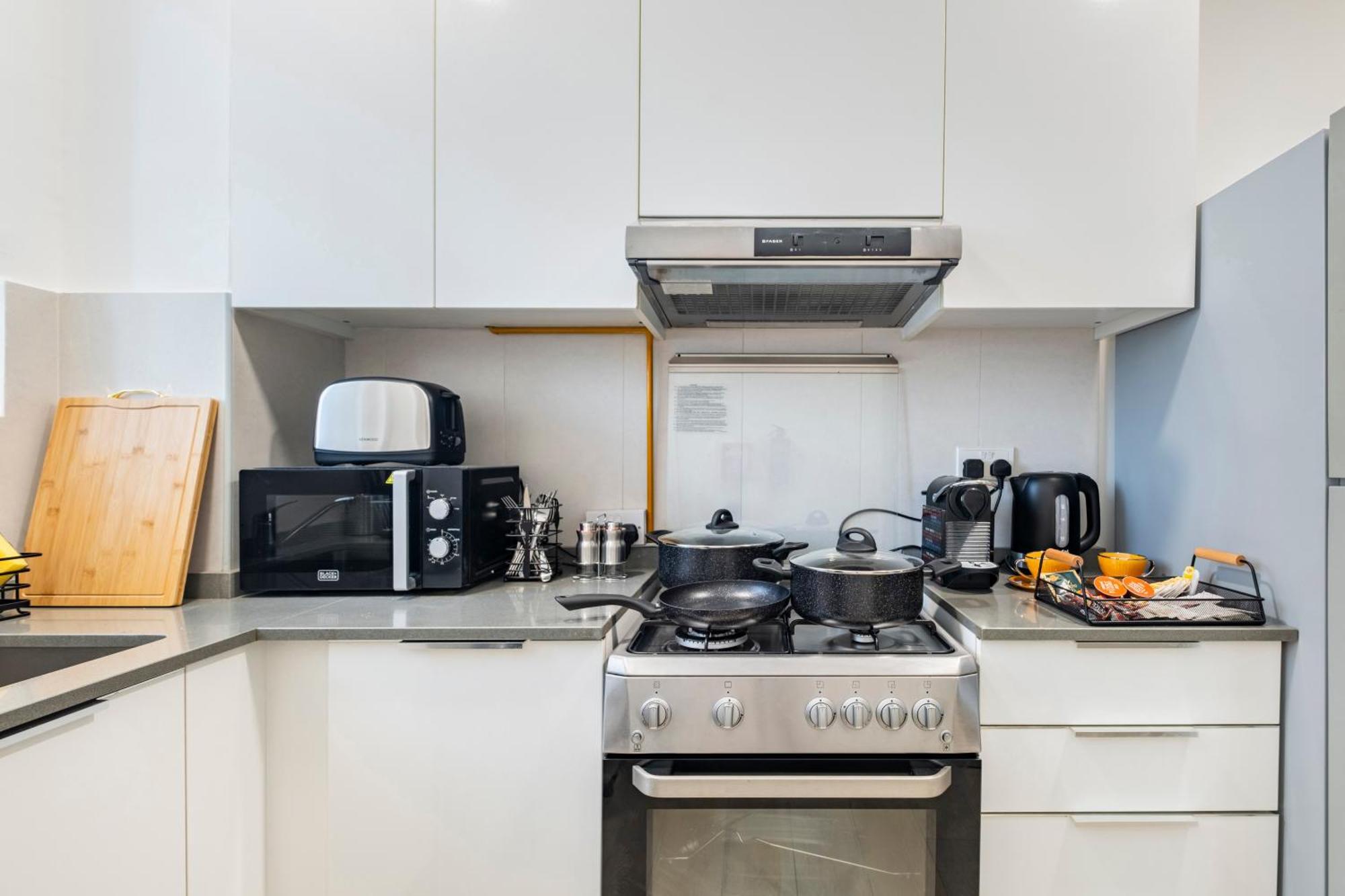 Dreamland 1br For 4, King Bed, Pool, Sauna, Gym, Free Parking Apartment